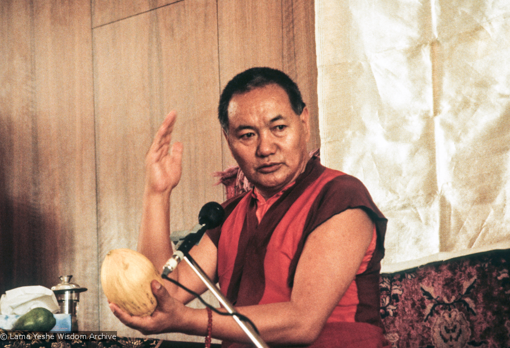 (04244_sl-2.psd) Lama Yeshe teaching in Geneva, Switzerland, 1983. Photos by Ueli Minder.