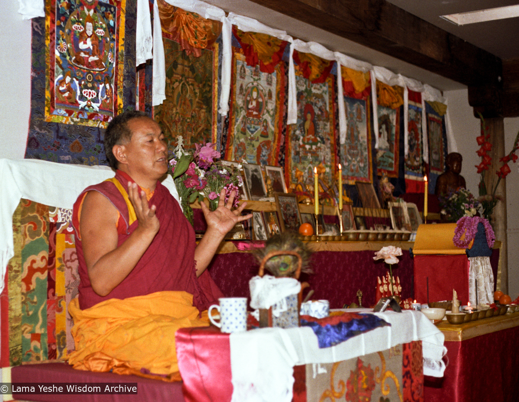 (05738_ng-3.jpg) Lama Yeshe teaching at Vajrapani Institute, Boulder Creek, California, 1983. Åge  Delbanco (photographer)