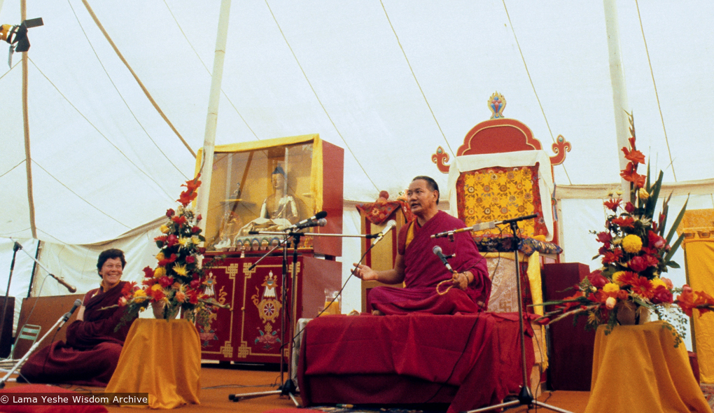 (06462_sl-3.JPG) Lama Yeshe teaching during H.H. 14th Dalai Lamas&#039; visit to Institut Vajra Yogini, France, 1982. Elisabeth Drukier is on the left.