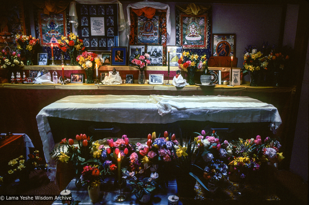 (09996_sl-3.JPG) Lama Yeshe&#039;s casket in the Vajrapani gompa, Vajrapani Institute, Boulder Creek, California, 1984. Ricardo de Aratanha (photographer)