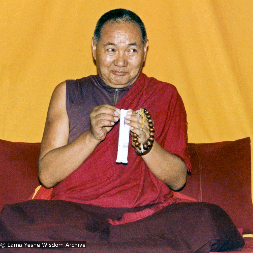 (16660_ud-2.psd) Over one weekend at Barnens O on Vaddo in September of 1983, Lama Yeshe gave a meditation course which later was published in English called &quot;Light of Dharma&quot;, translated into Swedish as &quot;Lamas ljus&quot;. Photos by Holger Hjorth. You can read a transcript here: http://www.lamayeshe.com/index.php?sect=article&amp;id=719
