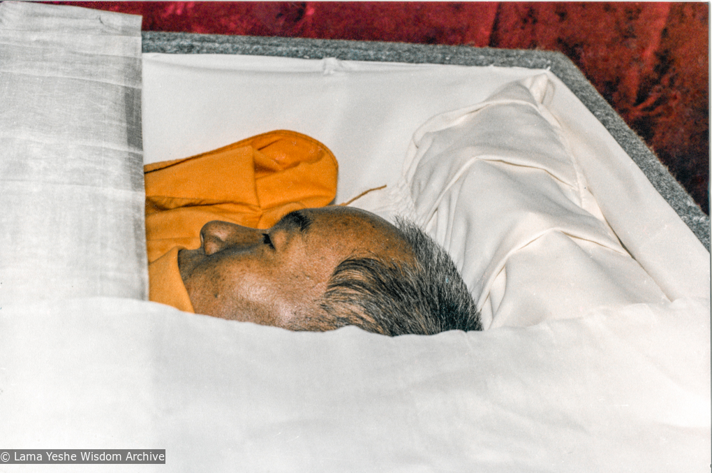 (33282_pr-3.psd) Lama Yeshe in his casket before the cremation, Vajrapani Institute, Boulder Creek, California, 1984. Ricardo de Aratanha (photographer)