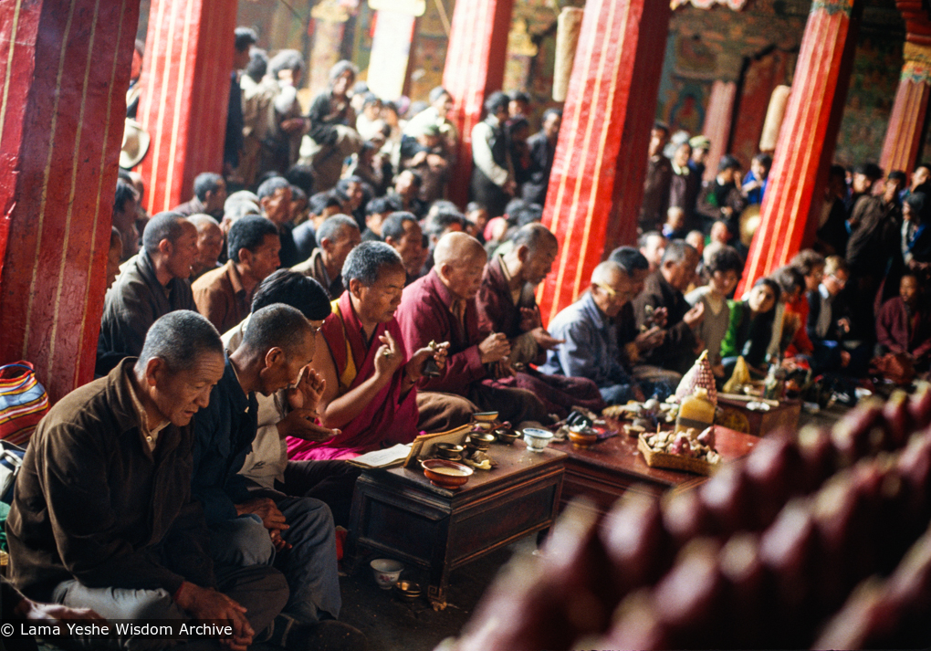 (39513_ud-3.tif) Lama Yeshe at the Jokhang Temple performing Guru Puja, 1982.