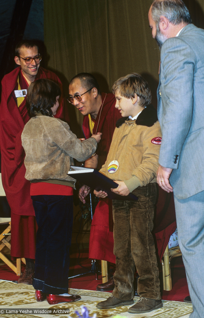 (39537_sl-3.jpg) The conference highlight on Sunday, October 24, was Festival Day dedicated to children and peace, a contribution to United Nations Peace Week. The highlight was undoubtedly when two children came up on stage and conferred on the Dalai Lama a medal and the honorary title of &quot;The Knight of the Rainbow and the Starry Sky.&quot; They explained to the crowd that the rainbow signified that His Holiness works for the entire world and the starry sky signified that he works for the entire universe. Then His Holiness led everyone in a one-minute silent meditation on peace.