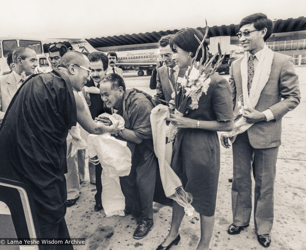 (39544_pr-3.psd) Lama Yeshe greets H.H. 14th Dalai Lama at Barcelona airport in Spain, 1982. With Alberto Vinyoli and Carmen Montagnes of Nagarjuna Barcelona, Puntsog Wangyal on the right.