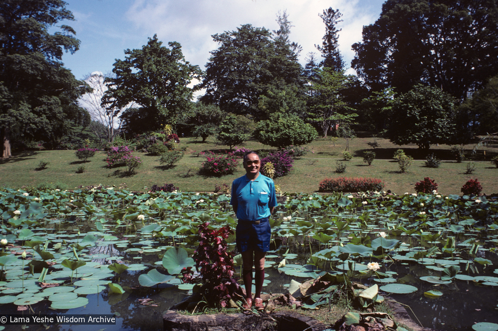(39559_sl-3.jpg) Lama Yeshe, Sri Lanka, 1983.