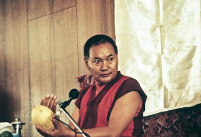 Lama Yeshe teaching in Geneva, Switzerland, 1983. Photo: Ueli Minder.